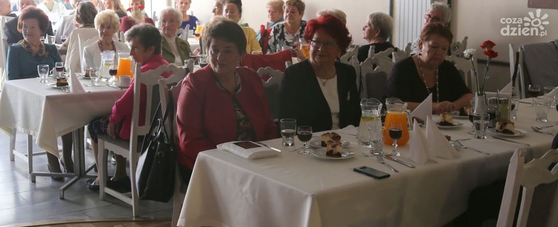 Emerytowani nauczyciele też świętowali DEN Emerytowani nauczyciele też świętowali DEN