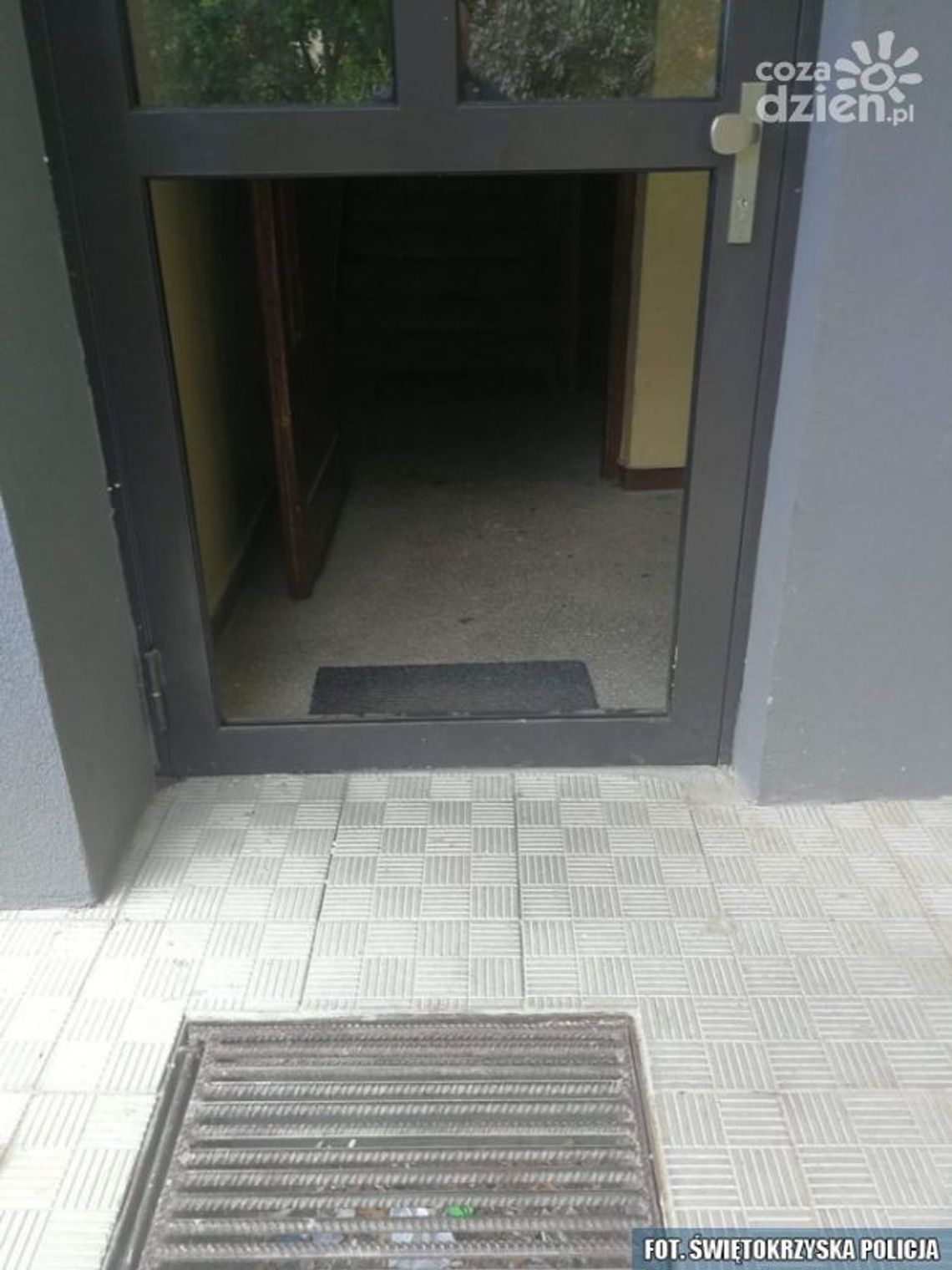 Emocje wyładowali na drzwiach - wandale odpowiedzą za uszkodzenie mienia