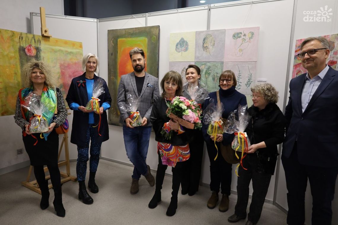 "Energia ogrodów" – wystawa inspirowana naturą w autobusowym sercu Kielc