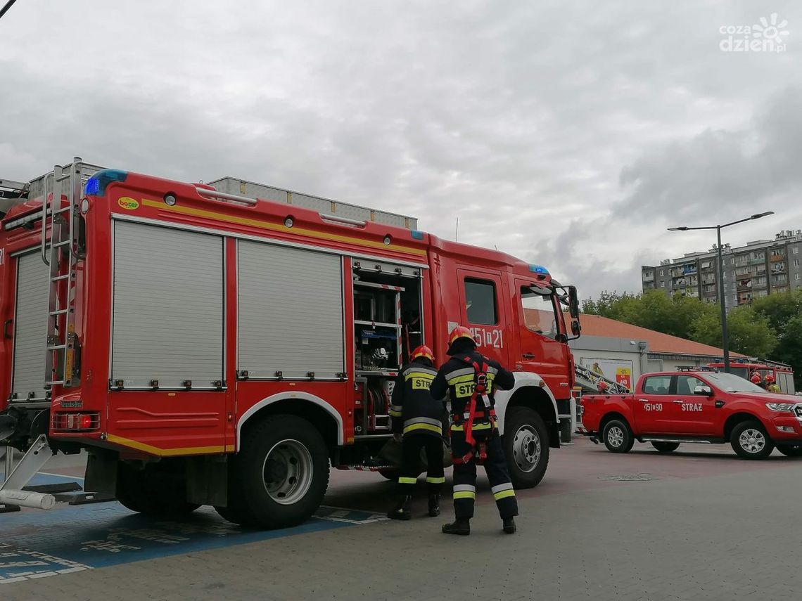 Ewakuacja marketu w Ostrowcu Świętokrzyskim