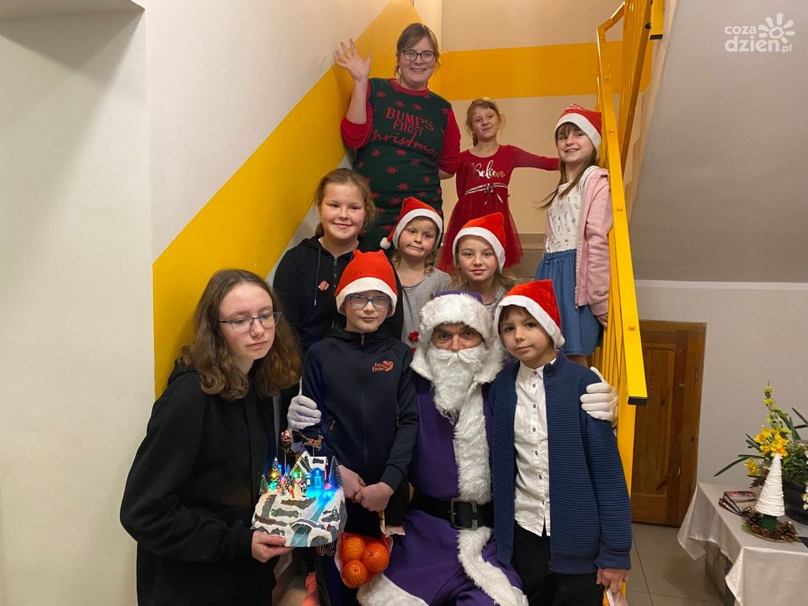 Fioletowy Mikołaj spełnia marzenia dzieci