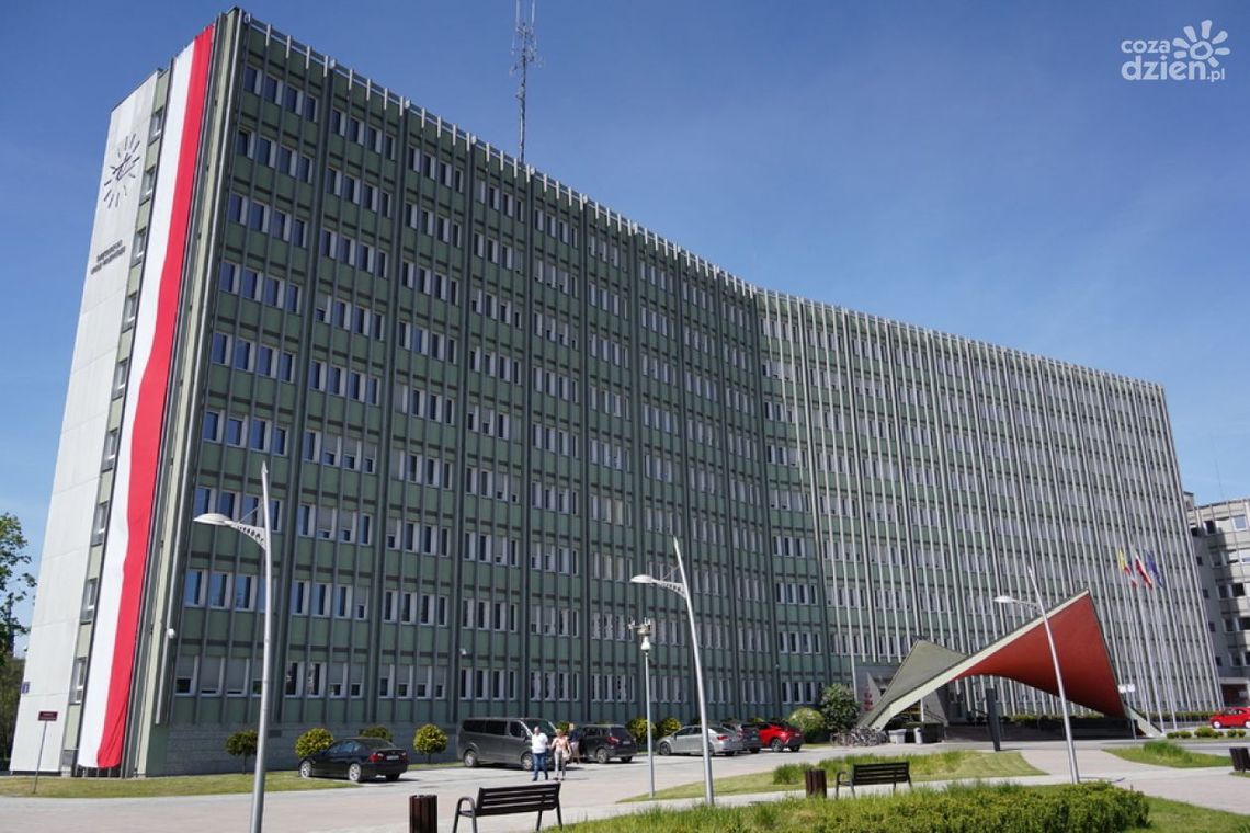 Flaga Polski na urzędzie