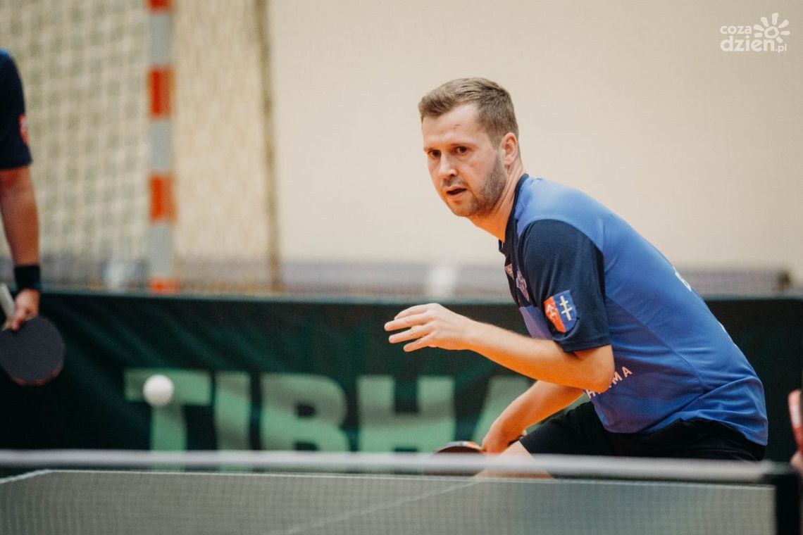 Floras numer 1, Bąk też zagra