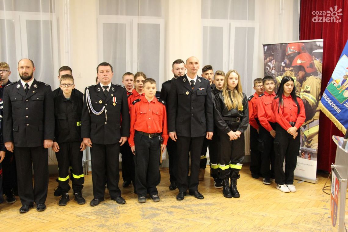 [FOTORELACJA] Młodzi strażacy z powiatu kieleckiego otrzymali kolejne promesy
