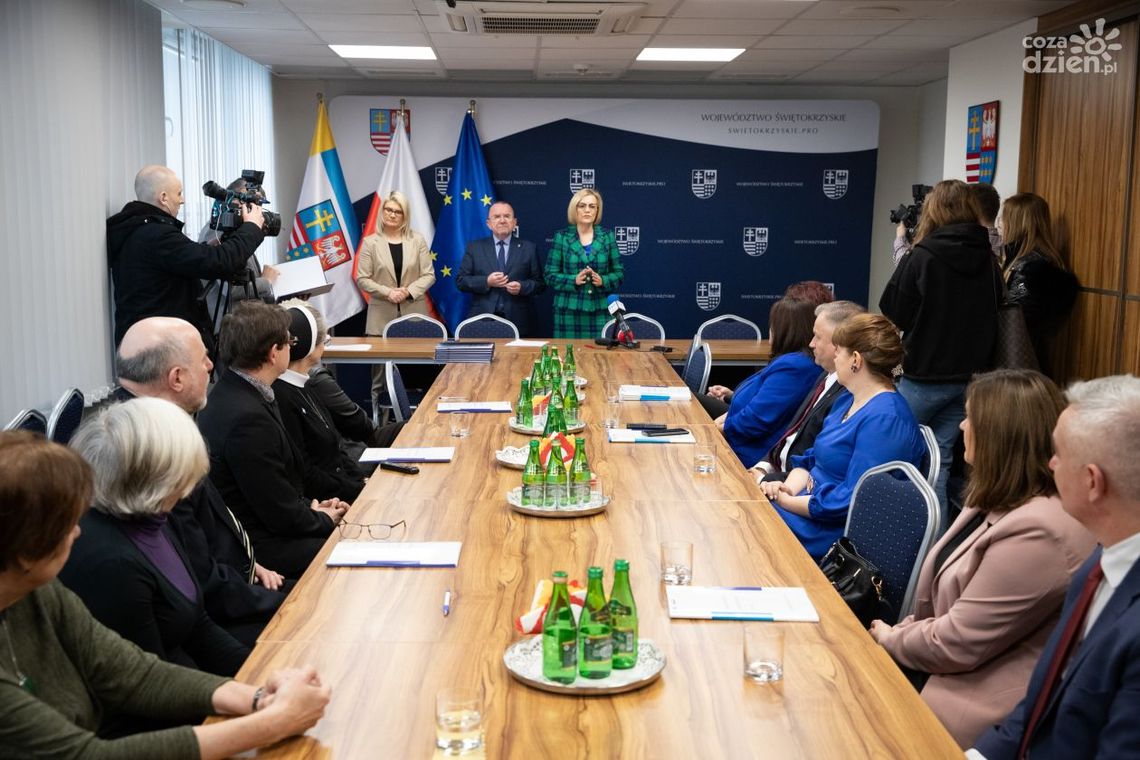 Fundusze na extra zajęcia i rozwijanie pasji dla dwu ostrowieckich liceów Fundusze na extra zajęcia i rozwijanie pasji dla dwu ostrowieckich liceów