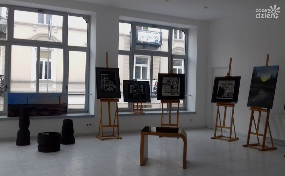 Galeria Sztuki, a w niej prace młodych artystów kieleckiego Plastyka Galeria Sztuki, a w niej prace młodych artystów kieleckiego Plastyka