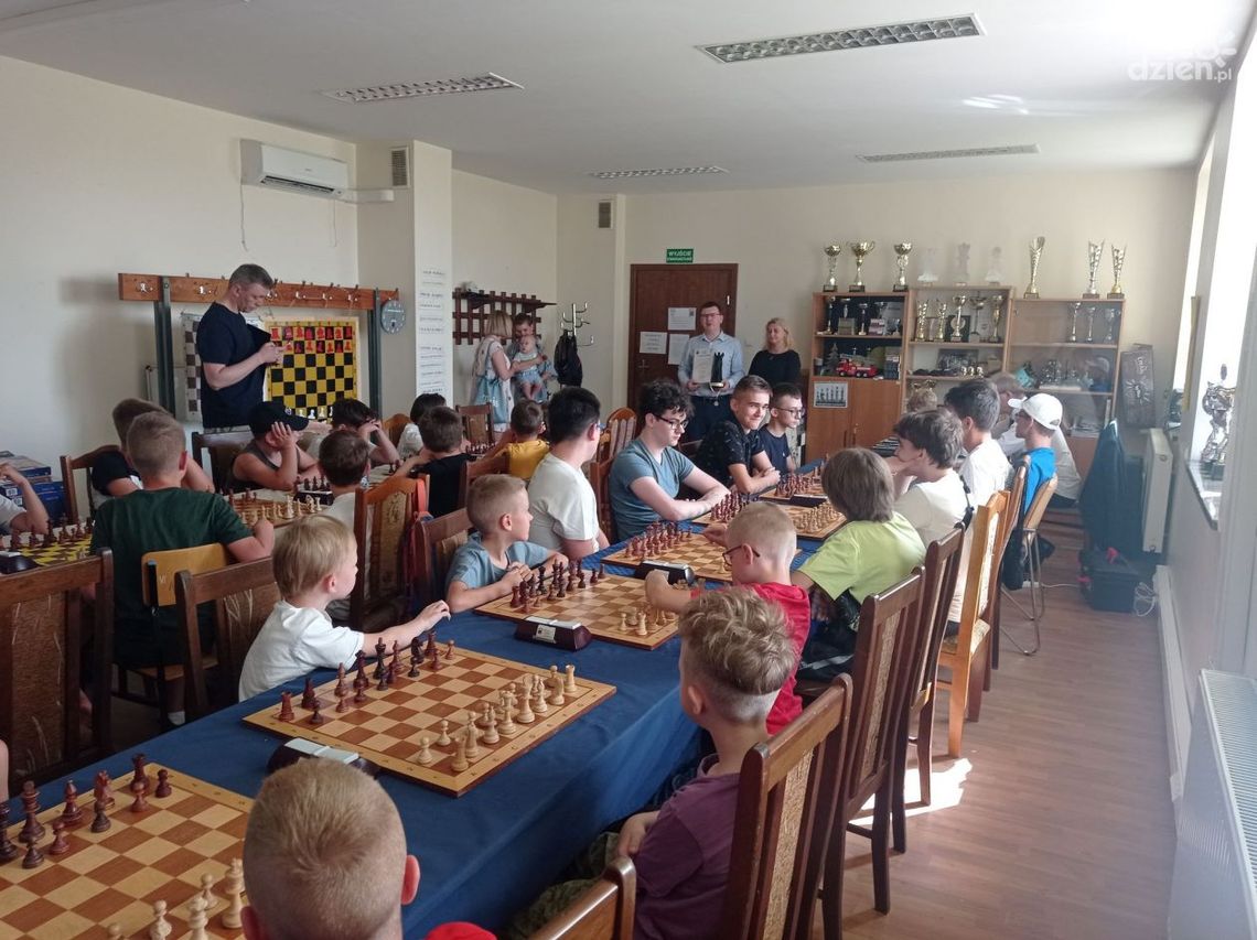 Gambit Królowej po ostrowiecku? Gambit Królowej po ostrowiecku?