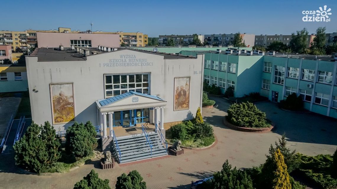 Gaudeamus zabrzmi w murach ostrowieckiej uczelni Gaudeamus zabrzmi w murach ostrowieckiej uczelni