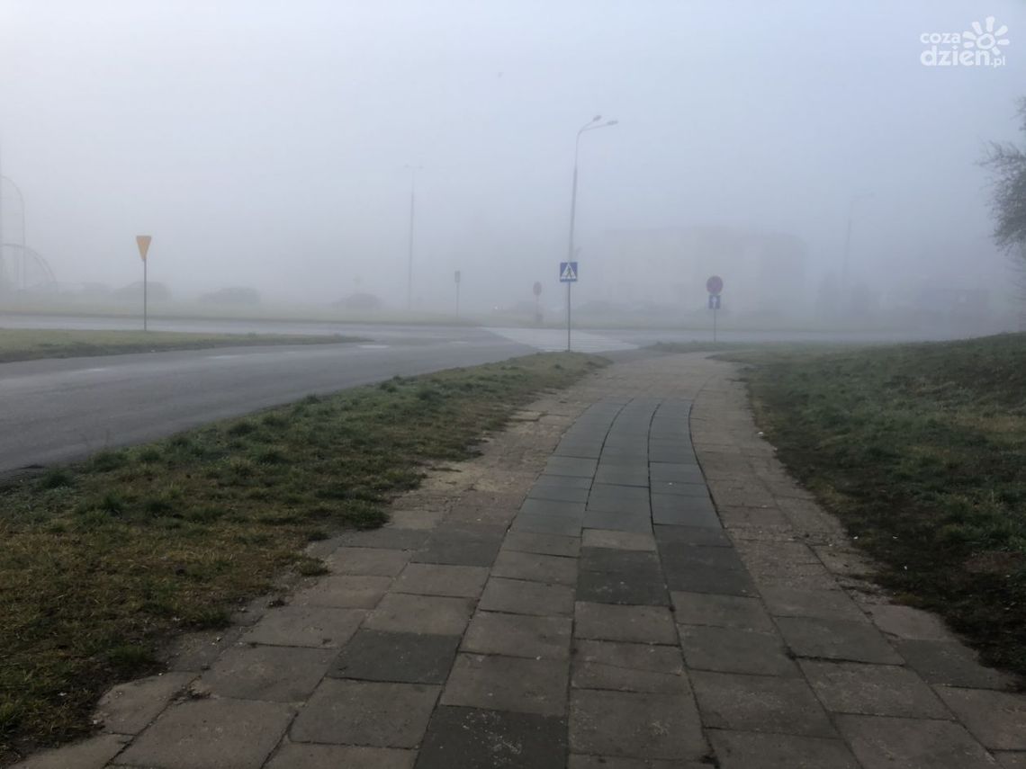 Gęsta mgła nad powiatem ostrowieckim - trudne warunki na drogach Gęsta mgła nad powiatem ostrowieckim - trudne warunki na drogach