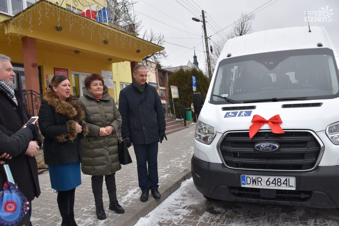 Gmina Ćmielów wzbogaciła się o nowego busa dla osób niepełnosprawnych Gmina Ćmielów wzbogaciła się o nowego busa dla osób niepełnosprawnych