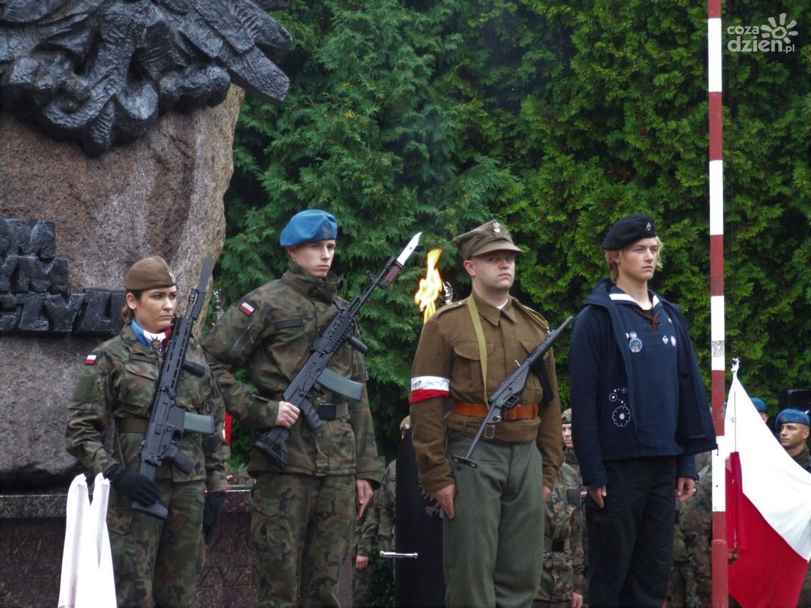 Godzina W. Minuta ciszy pod Pomnikiem Harcerzy Poległych za Ojczyznę Godzina W. Minuta ciszy pod Pomnikiem Harcerzy Poległych za Ojczyznę