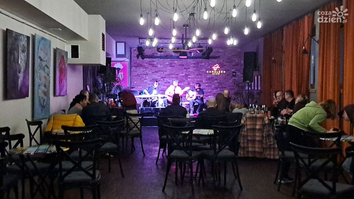 Grają i licytują w ostrowieckim klubie "Kameleon" Grają i licytują w ostrowieckim klubie "Kameleon"