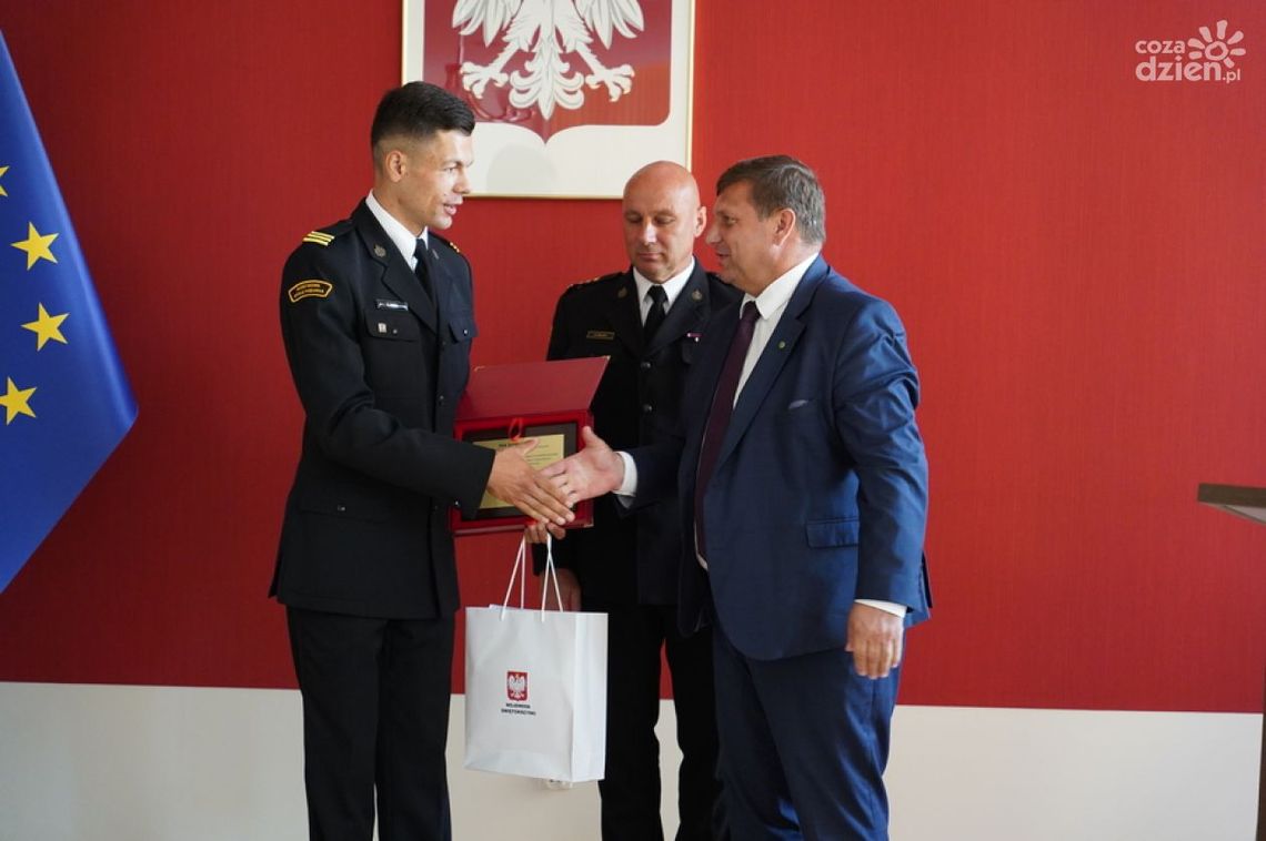 Gratulacje dla strażaka za sukces sportowy Gratulacje dla strażaka za sukces sportowy