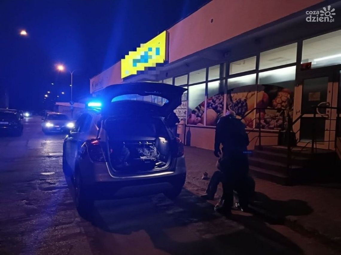 Groził ekspedientce nożem Groził ekspedientce nożem