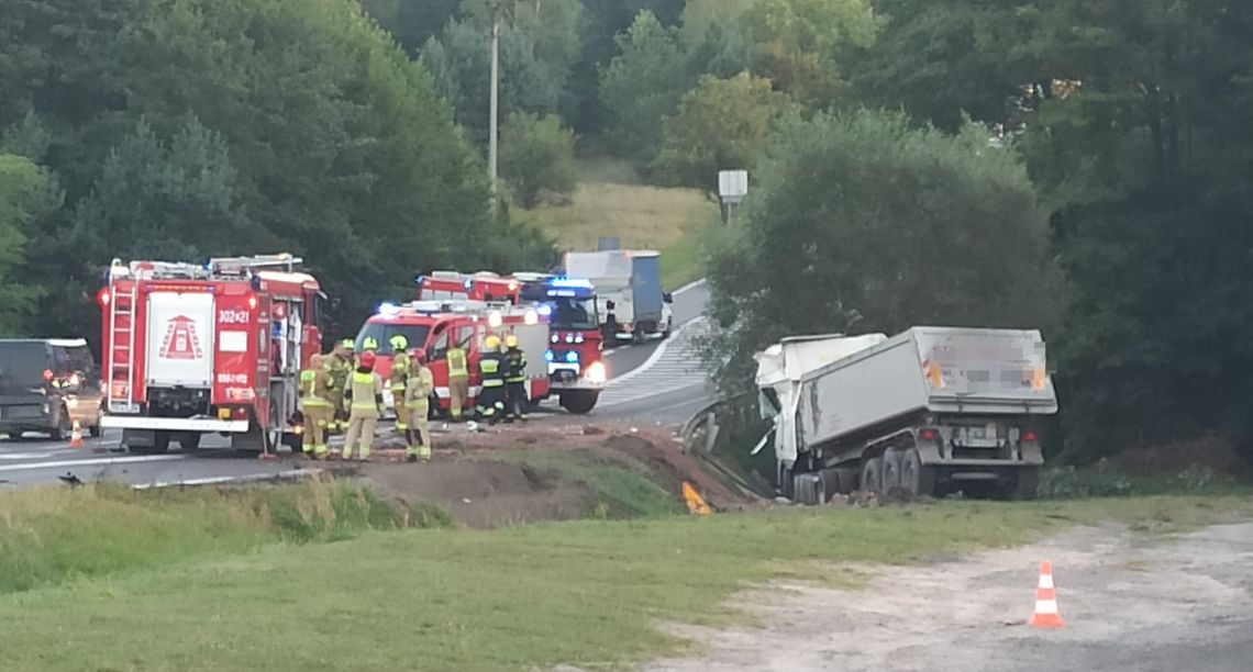 Groźny wypadek w Ćmińsku. Zderzyły się dwie ciężarówki, są ranni Groźny wypadek w Ćmińsku. Zderzyły się dwie ciężarówki, są ranni