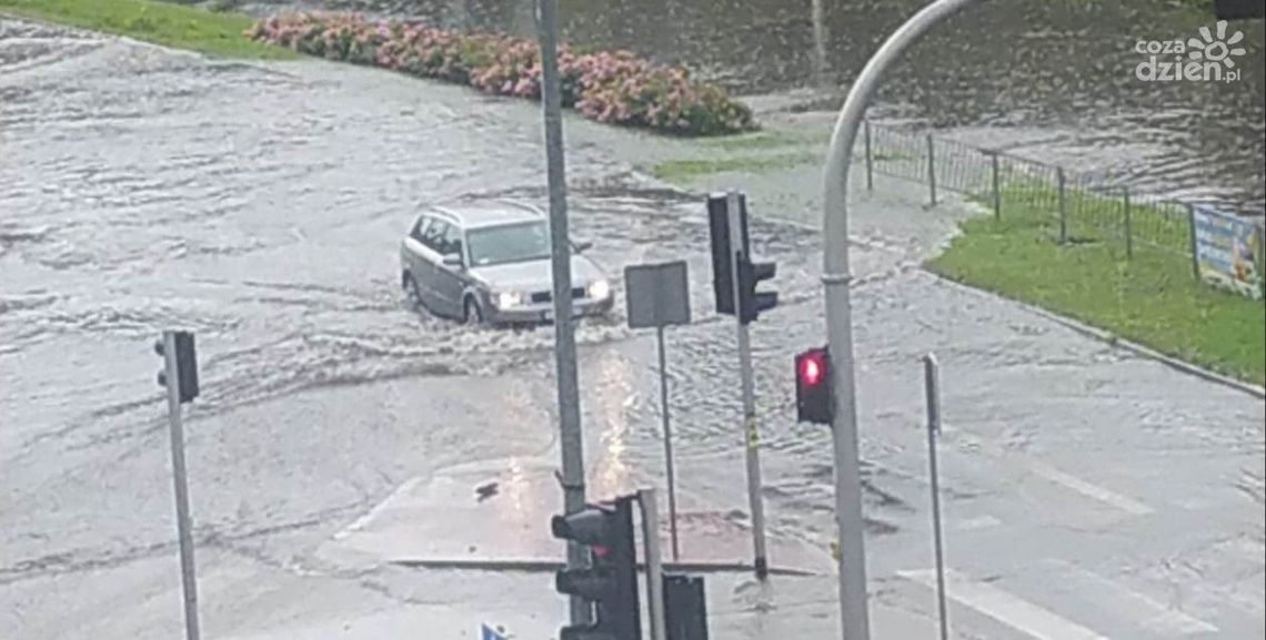 Gwałtowna ulewa nad Ostrowcem - strażacy interweniują Gwałtowna ulewa nad Ostrowcem - strażacy interweniują