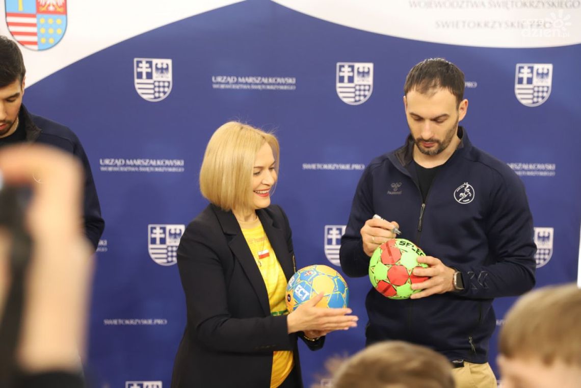 Gwiazdy piłki ręcznej w Bilczy. Spotkanie uczniów z zawodnikami Industrii Kielce