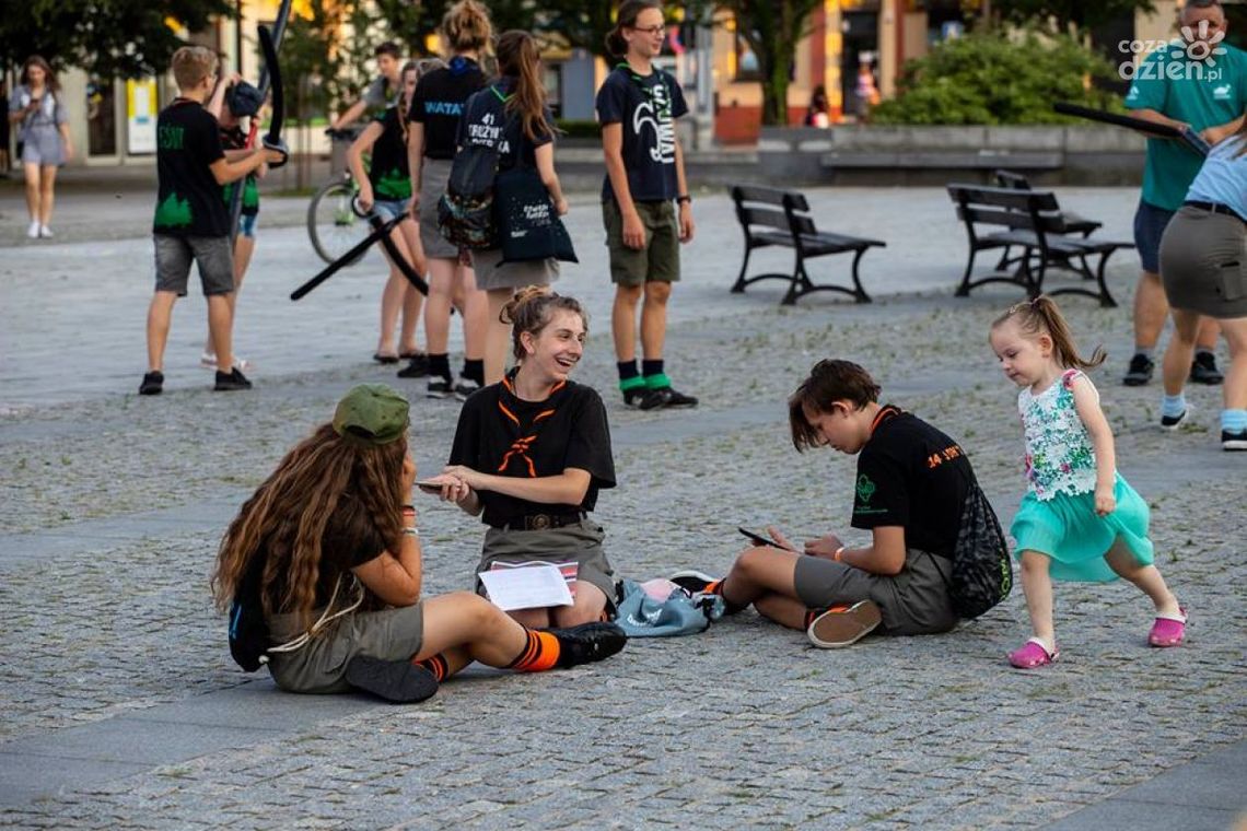 Harcerze opanowali Rynek w Ostrowcu (zobacz zdjęcia) Harcerze opanowali Rynek w Ostrowcu (zobacz zdjęcia)