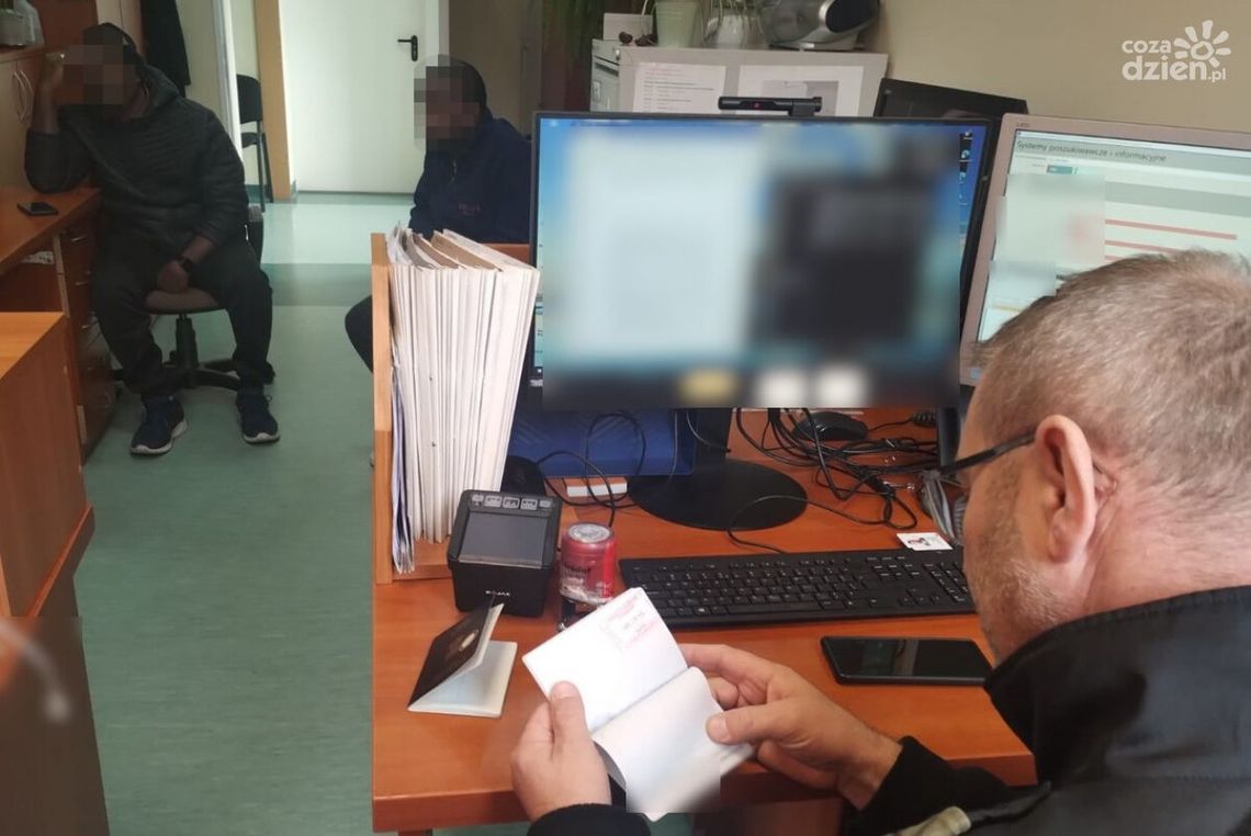 Hindusi i Wietnamczycy zatrzymani przez kieleckich funkcjonariuszy SG Hindusi i Wietnamczycy zatrzymani przez kieleckich funkcjonariuszy SG