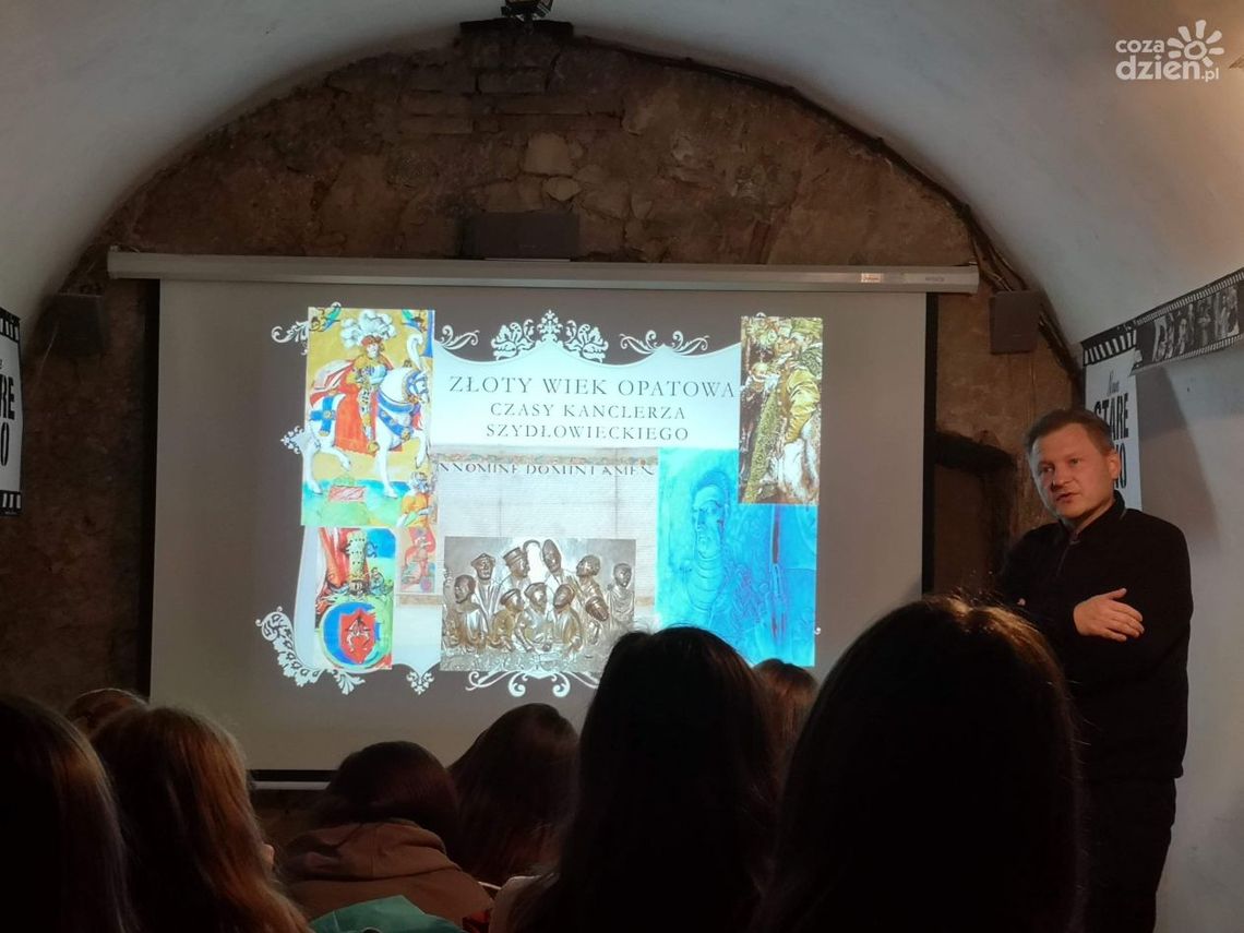 Historyczna podróż w czasie opatowskich uczniów Historyczna podróż w czasie opatowskich uczniów