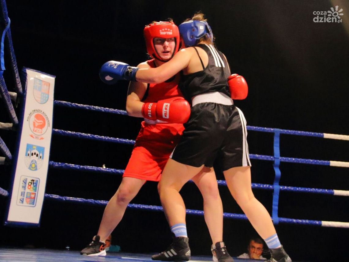 Iga Klepacz i Aleksandra Szczodrak w ćwierćfinałach Młodzieżowych Mistrzostw Polski w Boksie Iga Klepacz i Aleksandra Szczodrak w ćwierćfinałach Młodzieżowych Mistrzostw Polski w Boksie