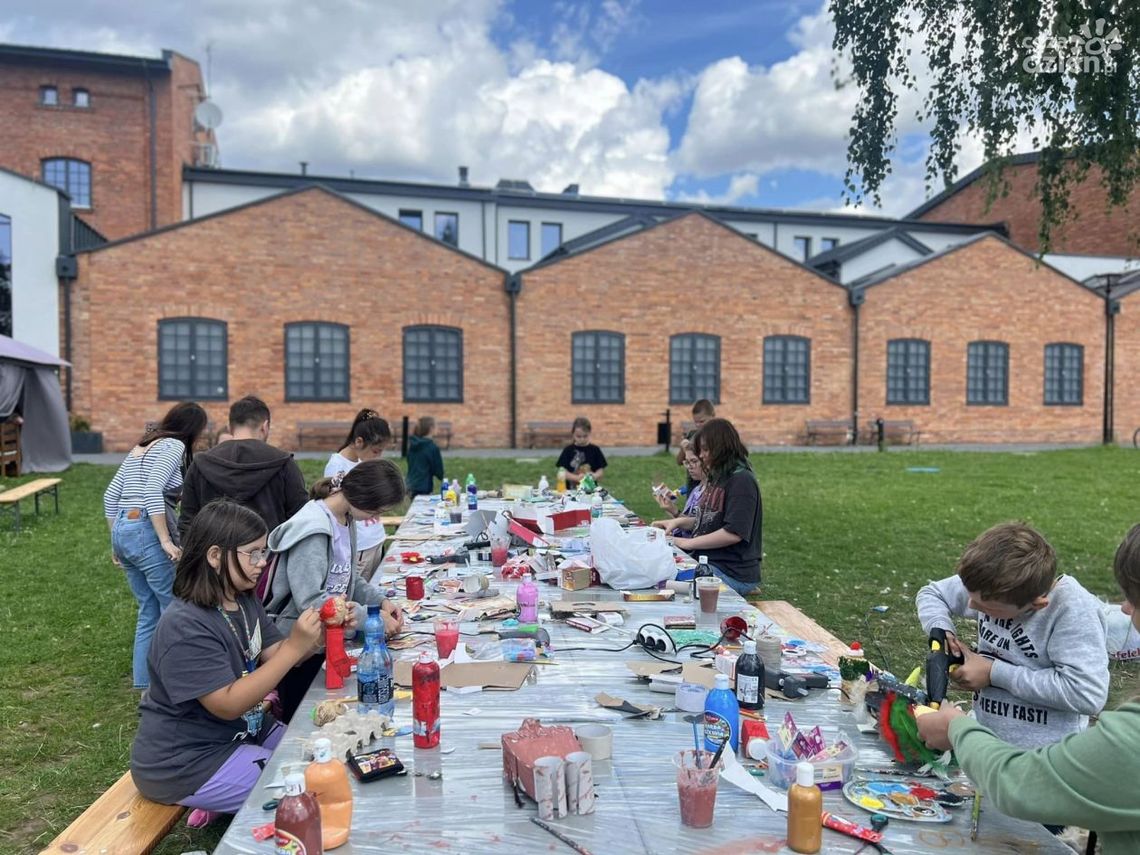 Indianie i mustangi na dziedzińcu Ostrowieckiego Browaru Kultury Indianie i mustangi na dziedzińcu Ostrowieckiego Browaru Kultury