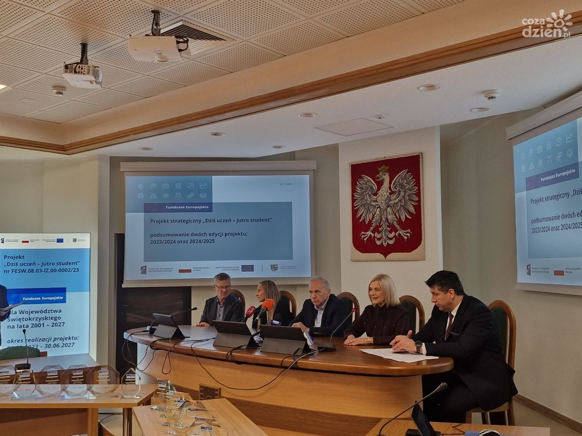 Innowacyjny projekt edukacyjny nabiera tempa. Marszałek Renata Janik i rektor Zbigniew Koruba o efektach i wyzwaniach Innowacyjny projekt edukacyjny nabiera tempa. Marszałek Renata Janik i rektor Zbigniew Koruba o efektach i wyzwaniach