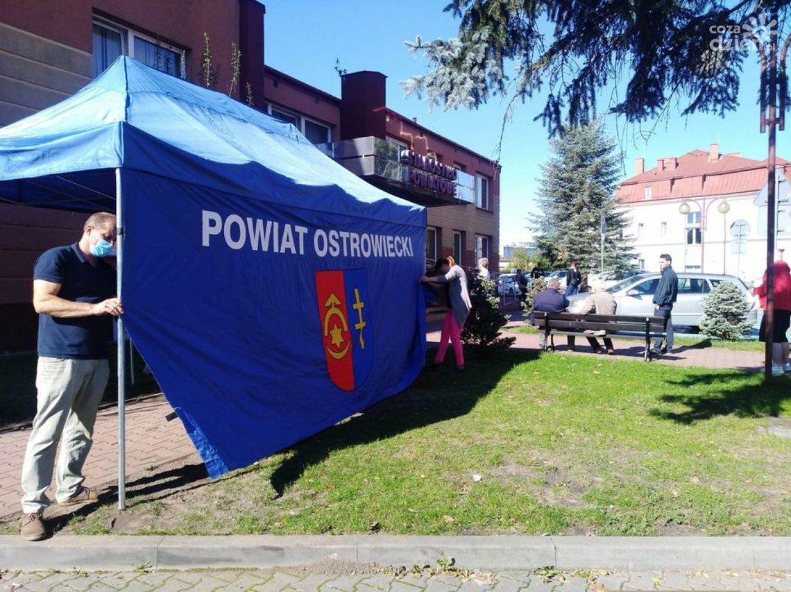 Interesanci nie zmokną - przed starostwem stanął namiot