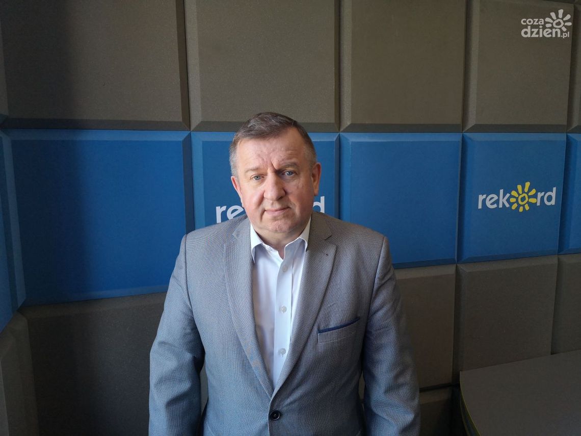 J. Murzyn: Chcemy w maksymalny sposób wykorzystywać odnawialne źródła energii a więc słońce czy geotermię a może w przyszłości wiatr, do oświetlania i ogrzewania gminnych obiektów J. Murzyn: Chcemy w maksymalny sposób wykorzystywać odnawialne źródła energii a więc słońce czy geotermię a może w przyszłości wiatr, do oświetlania i ogrzewania gminnych obiektów