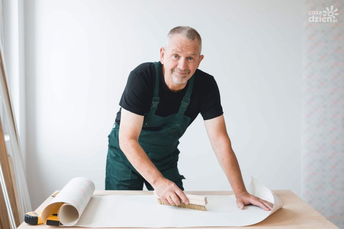 Jak przykleić fototapetę na ścianie?