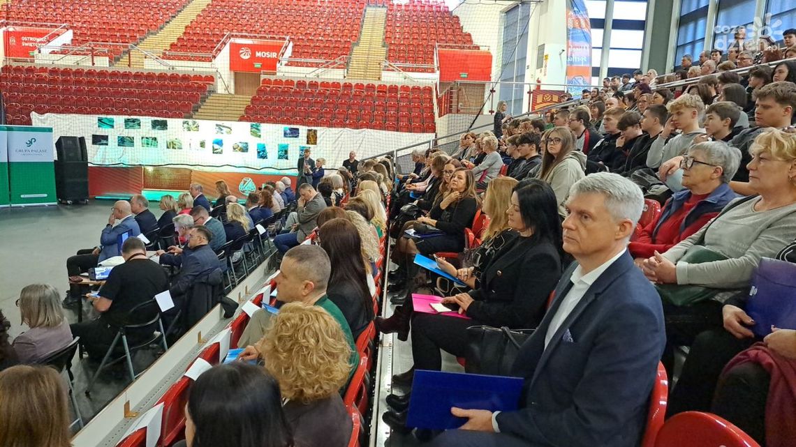 Jak radzić sobie z negatywnymi zjawiskami cywilizacyjnymi - konferencja naukowa w Ostrowcu  Świętokrzyskim