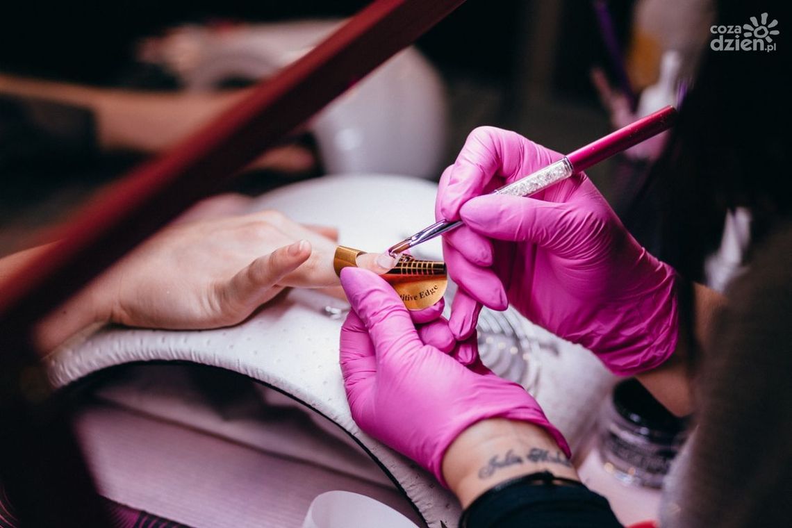 Jak zrobić manicure tradycyjny i hybrydowy – co warto wiedzieć?