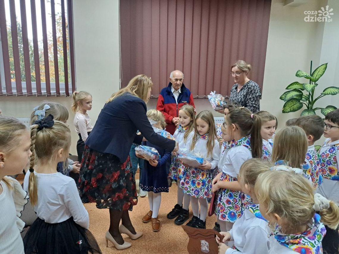 "Janinkowe" przedszkole ze swoją maskotką "Janinkowe" przedszkole ze swoją maskotką