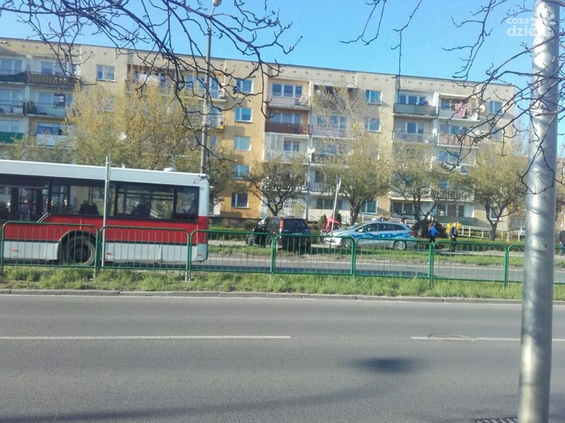 Jechał za szybko, uderzył w znak 