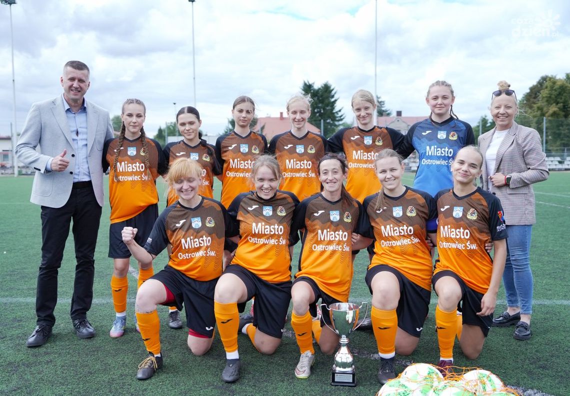 Jeden punkt na inaugurację III Ligi Kobiet w Ostrowcu Świętokrzyskim Jeden punkt na inaugurację III Ligi Kobiet w Ostrowcu Świętokrzyskim