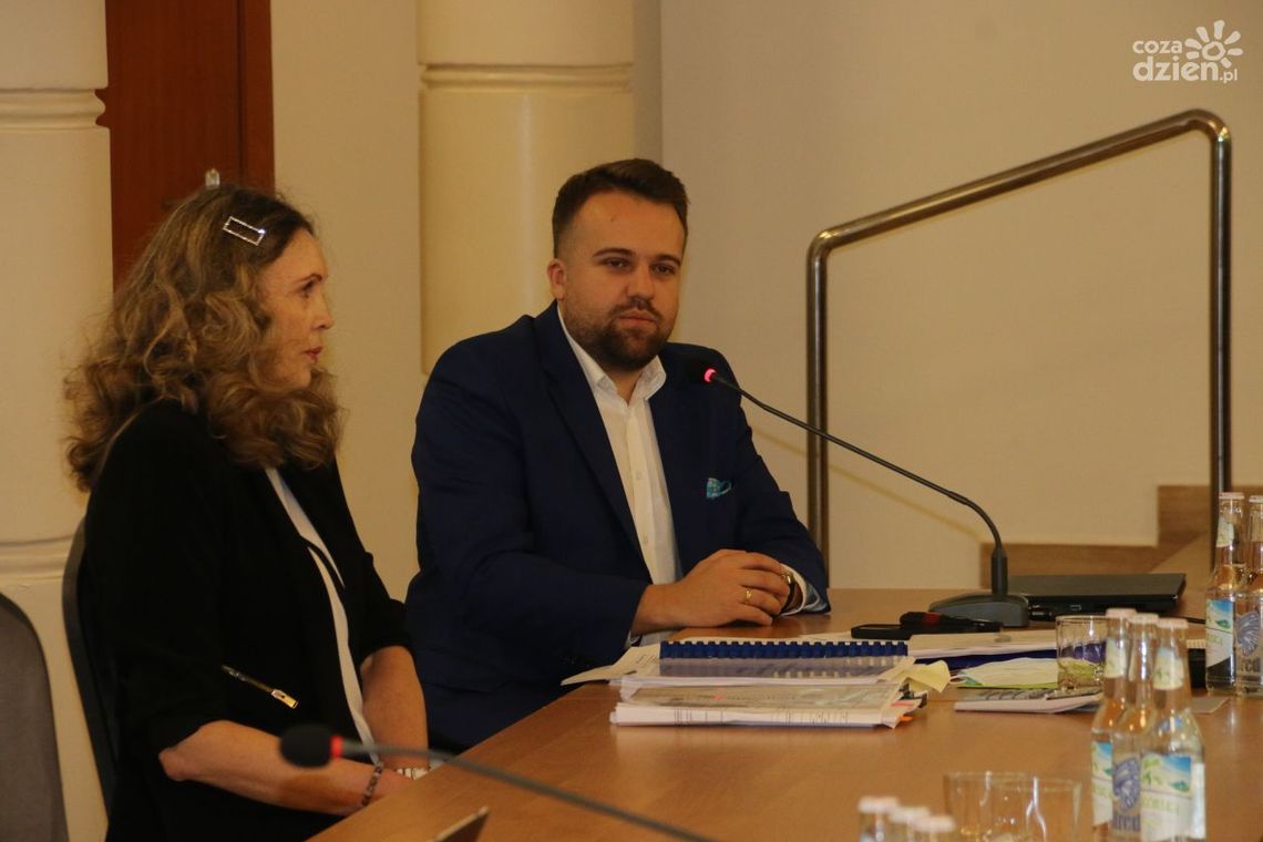 Jednogłośność starachowickich radnych. Budżet miasta na 2022 rok przyjęty
Jednogłośność starachowickich radnych. Budżet miasta na 2022 rok przyjęty