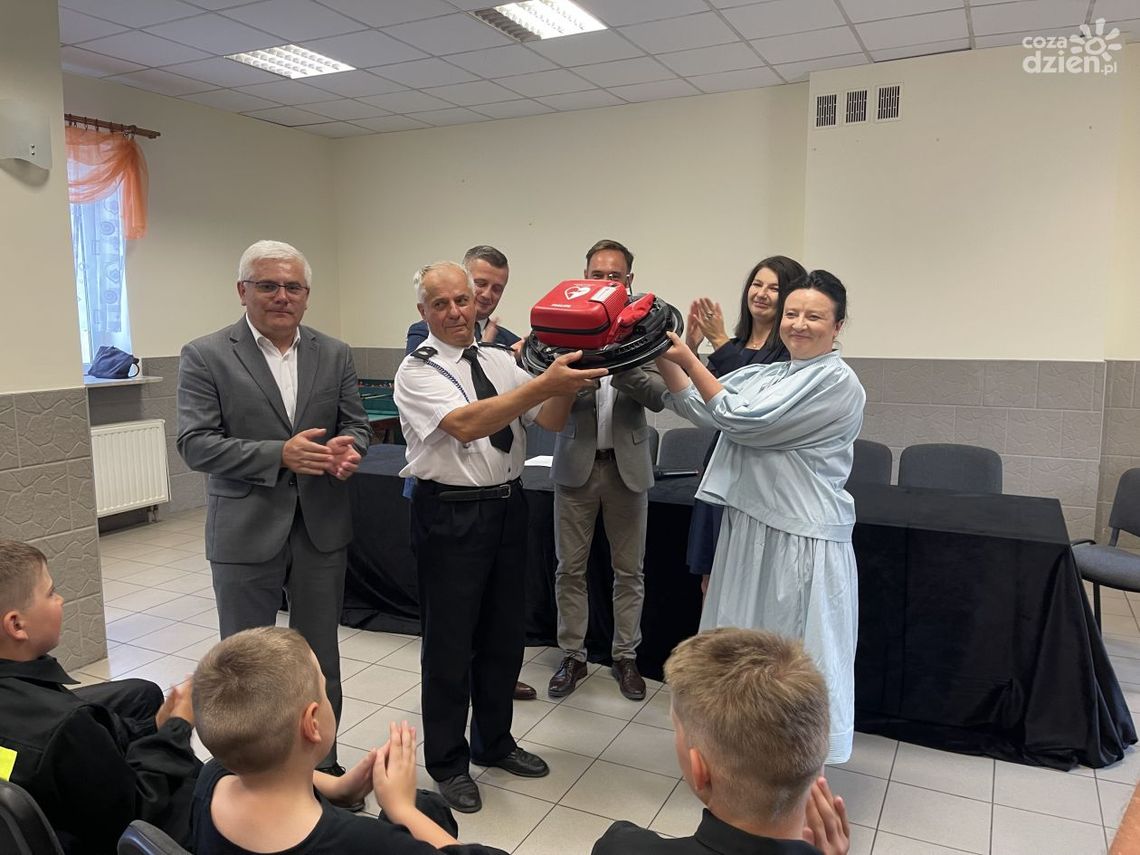 Jednostka OSP w Sulisławicach z defibrylatorem AED Jednostka OSP w Sulisławicach z defibrylatorem AED
