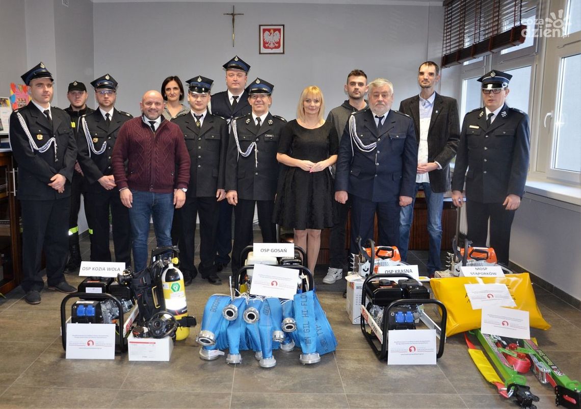 Jednostki OSP z gminy Stąporków otrzymały sprzęt Jednostki OSP z gminy Stąporków otrzymały sprzęt