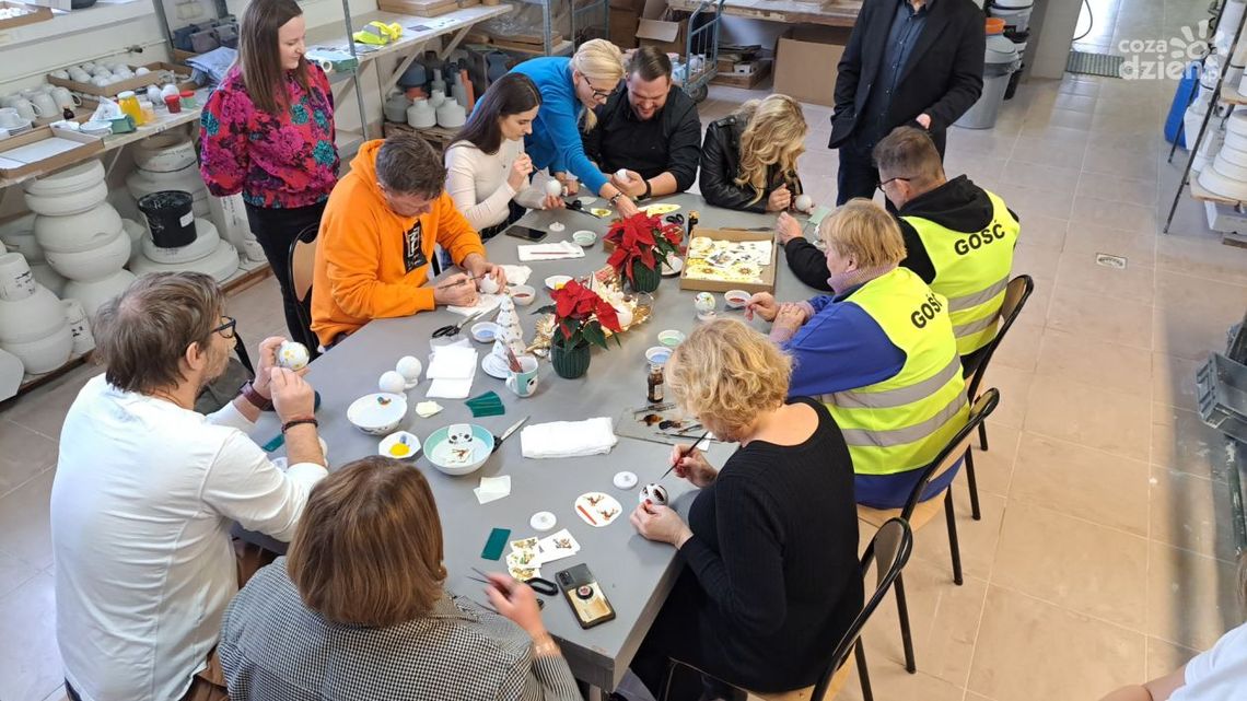 Jedyne takie porcelanowe bombki powstały w ćmielowskiej fabryce Jedyne takie porcelanowe bombki powstały w ćmielowskiej fabryce