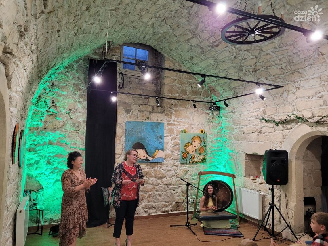 Jej obrazy mają własne imiona. Anna Kosińska o wystawie „Słońcem malowane” i swojej twórczości Jej obrazy mają własne imiona. Anna Kosińska o wystawie „Słońcem malowane” i swojej twórczości