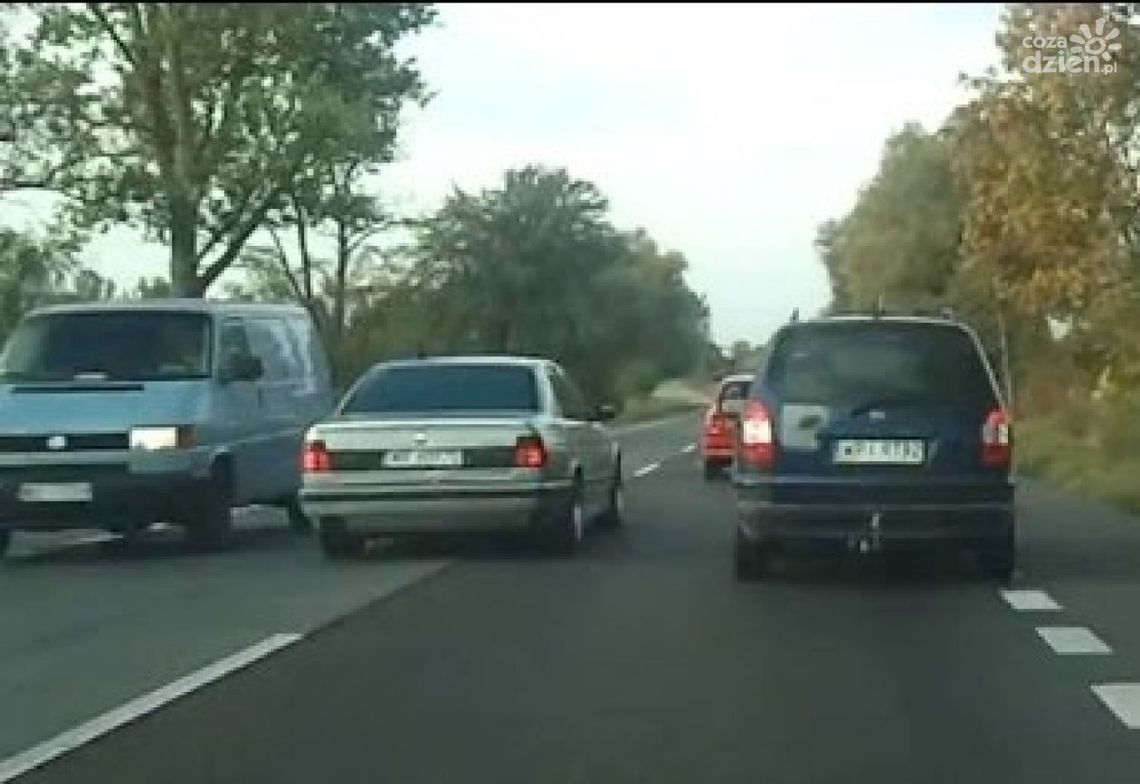 Jerzy Brożyna i Dominik Kowalski: Wyprzedzanie "na trzeciego" jest skrajnie nieodpowiedzialnym zachowaniem kierowców Jerzy Brożyna i Dominik Kowalski: Wyprzedzanie "na trzeciego" jest skrajnie nieodpowiedzialnym zachowaniem kierowców
