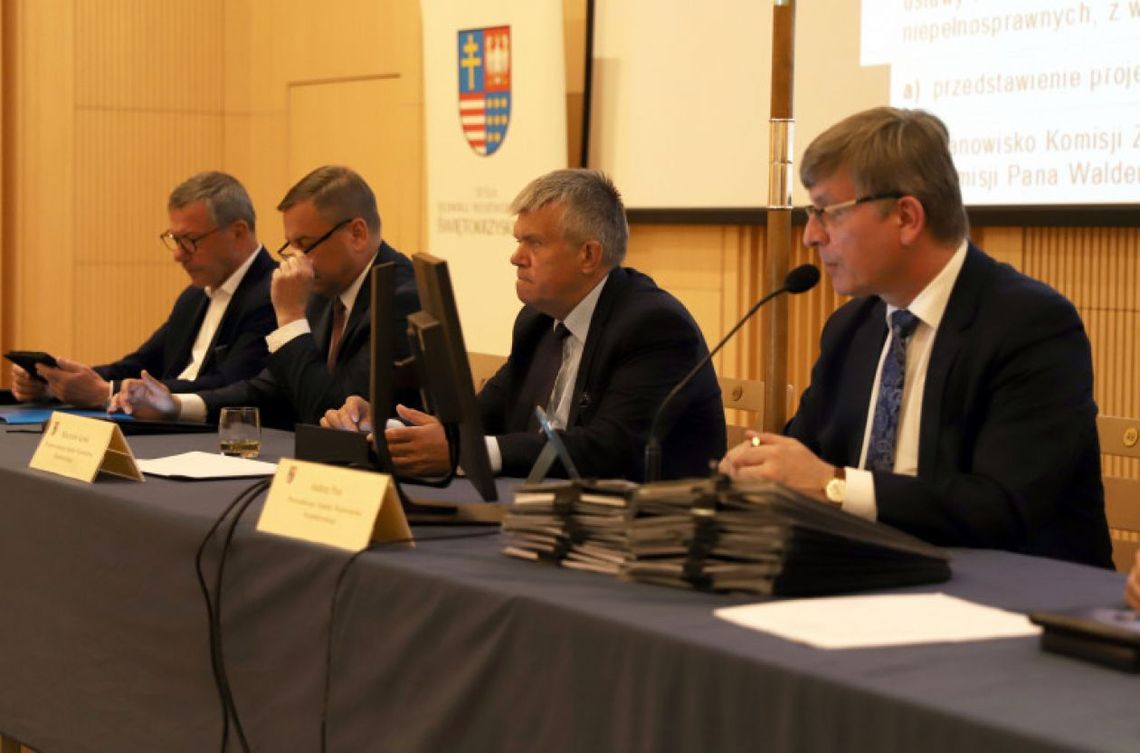 Jest głosowanie nad odwołaniem przewodniczącego Sejmiku Województwa Świętokrzyskiego Jest głosowanie nad odwołaniem przewodniczącego Sejmiku Województwa Świętokrzyskiego