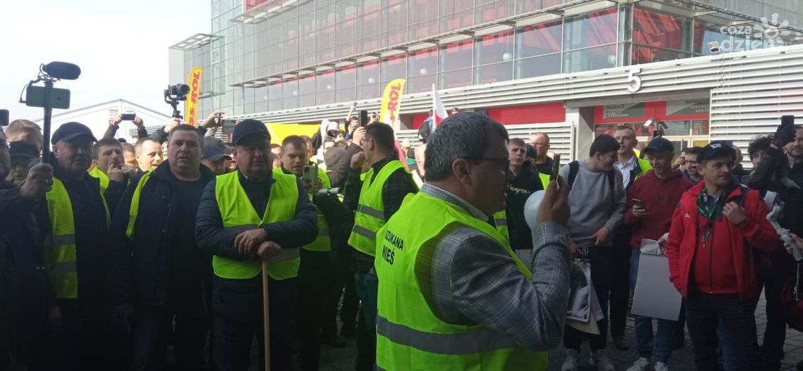 "Judasze!", "Złodzieje!" tak rolnicy przywitali oficjalnych gości na targach Agrotech "Judasze!", "Złodzieje!" tak rolnicy przywitali oficjalnych gości na targach Agrotech