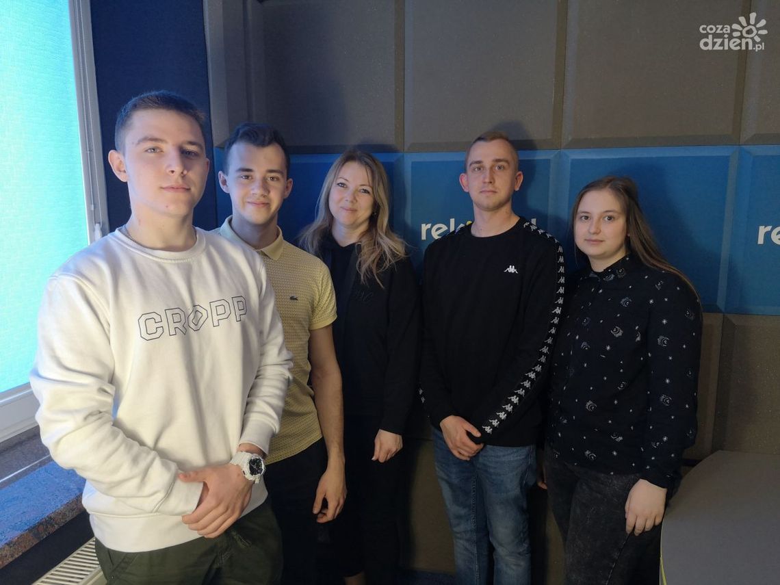 K. Pastuszko, M. Czarnecki, J. Wasilewski, B. Winiarski, M. Dąbrowski, O. Makuch: Uczniowie z ZS nr 3 zgarnęli siedem nagród na VI Olimpiadzie Spedycyjno-Logistycznej K. Pastuszko, M. Czarnecki, J. Wasilewski, B. Winiarski, M. Dąbrowski, O. Makuch: Uczniowie z ZS nr 3 zgarnęli siedem nagród na VI Olimpiadzie Spedycyjno-Logistycznej