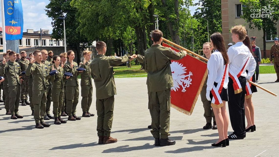 Kadeci z ostrowieckiej szkoły sportowej złożyli wojskowe ślubowanie