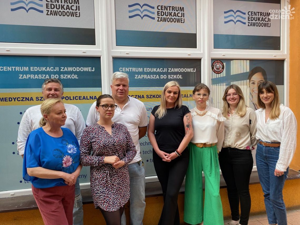 Kadra, pracownie, atmosfera - to nas wyróżnia! Centrum Edukacji Zawodowej zaprasza w swoje mury Kadra, pracownie, atmosfera - to nas wyróżnia! Centrum Edukacji Zawodowej zaprasza w swoje mury