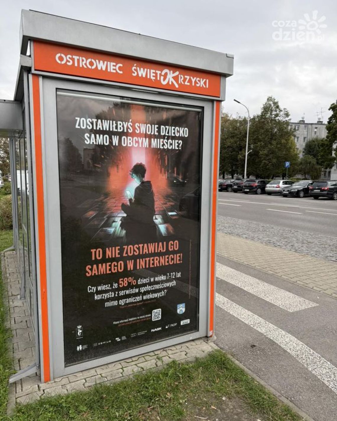 Kampania „Warszawa chroni dzieci” także w Ostrowcu. Plakaty przypominają o bezpieczeństwie najmłodszych w sieci