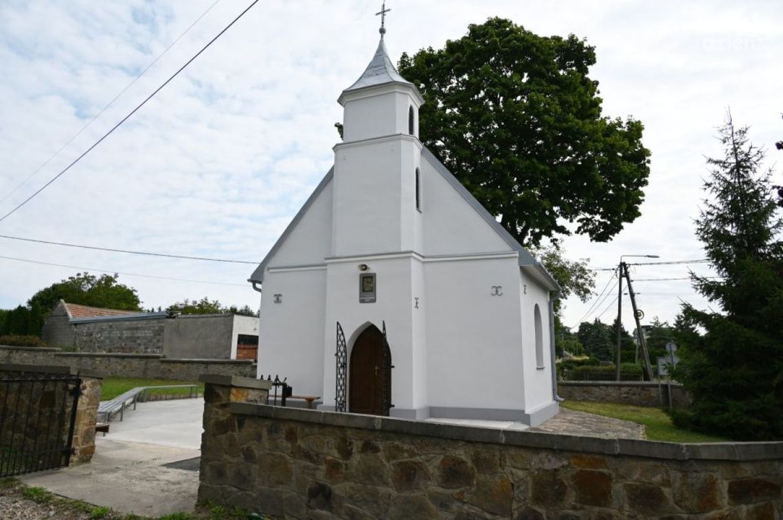 Kaplica pw. Matki Boskiej Częstochowskiej w Domaszowicach odzyskała dawny blask Kaplica pw. Matki Boskiej Częstochowskiej w Domaszowicach odzyskała dawny blask