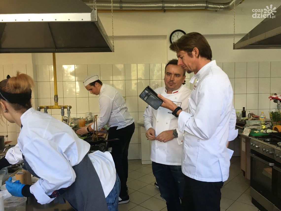 Karol Okrasa: "Jesień może rozleniwić kucharzy, bo wszystkiego jest pod dostatkiem". Karol Okrasa: "Jesień może rozleniwić kucharzy, bo wszystkiego jest pod dostatkiem".