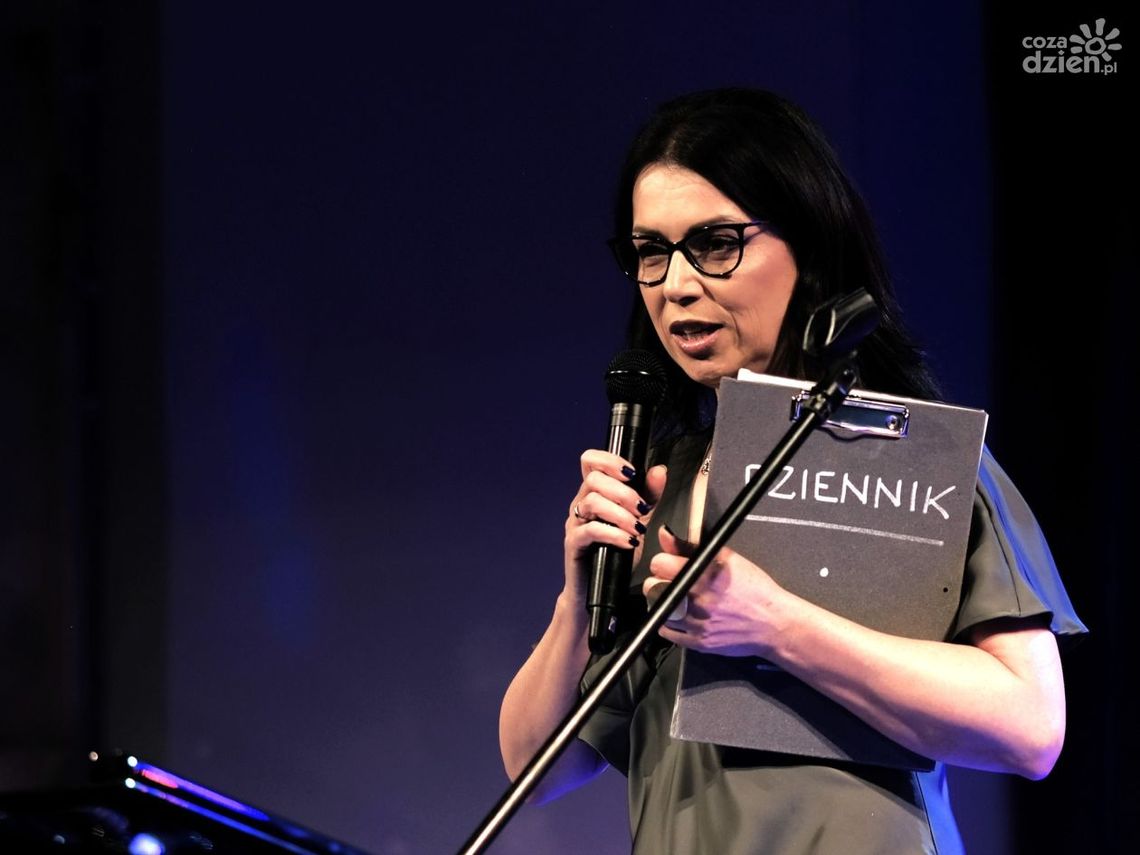 Katarzyna Pakosińska wystąpiła w WDK z programem „3 Dekady Śmiechu” Katarzyna Pakosińska wystąpiła w WDK z programem „3 Dekady Śmiechu”